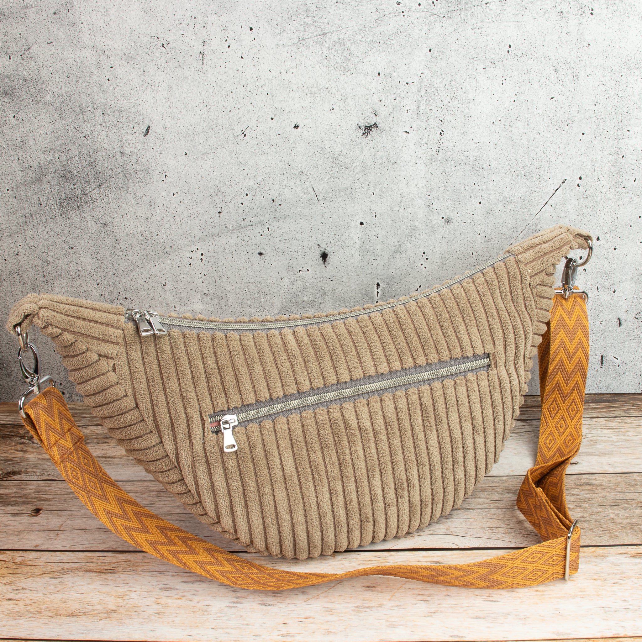 Moonbag Luna aus Cordstoff Zoom Toffee – Halbmondtasche mit gemustertem Gurtband