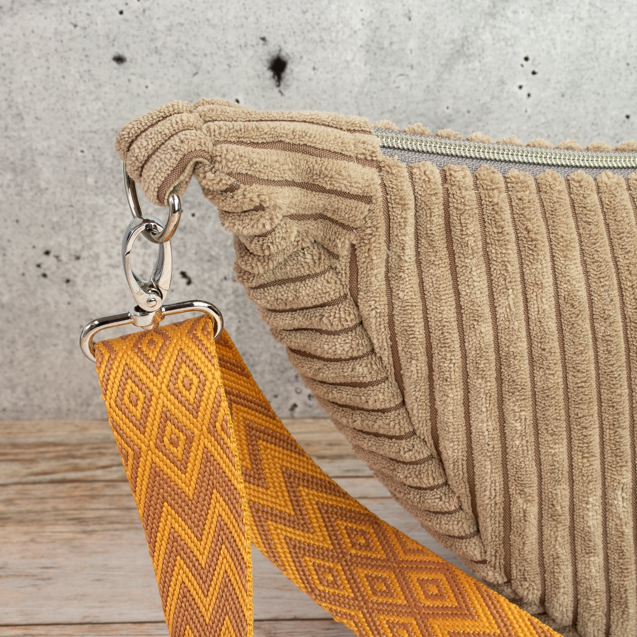 Moonbag Luna aus Cordstoff Zoom Toffee – Halbmondtasche mit gemustertem Gurtband