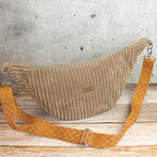 Moonbag Luna aus Cordstoff Zoom Toffee – Halbmondtasche mit gemustertem Gurtband