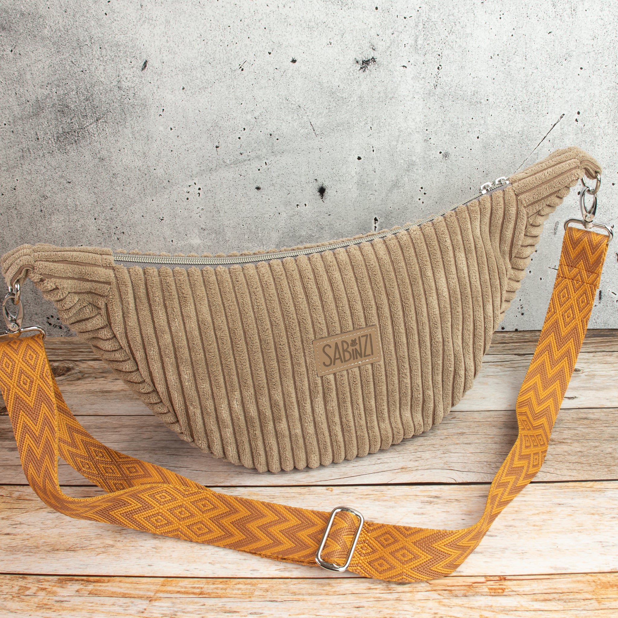 Moonbag Luna aus Cordstoff Zoom Toffee – Halbmondtasche mit gemustertem Gurtband