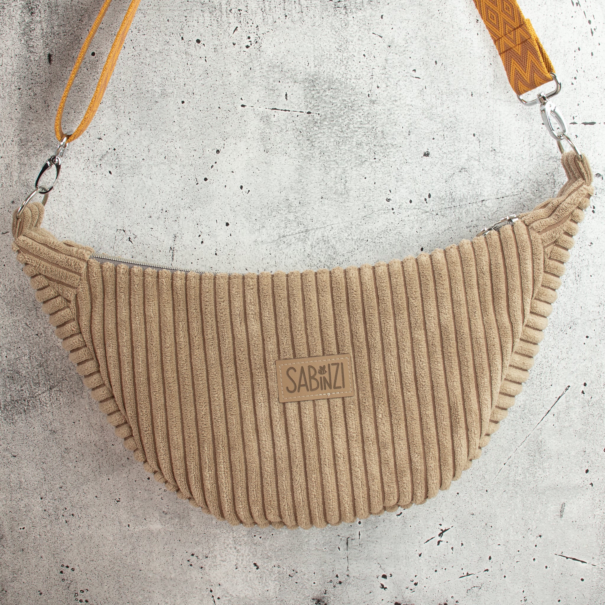 Moonbag Luna aus Cordstoff Zoom Toffee – Halbmondtasche mit gemustertem Gurtband