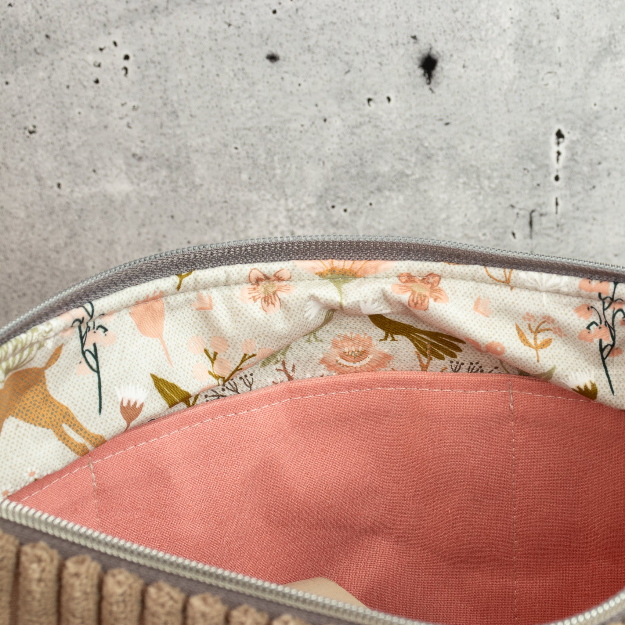 Moonbag Luna aus Cordstoff Zoom Toffee – Halbmondtasche mit gemustertem Gurtband