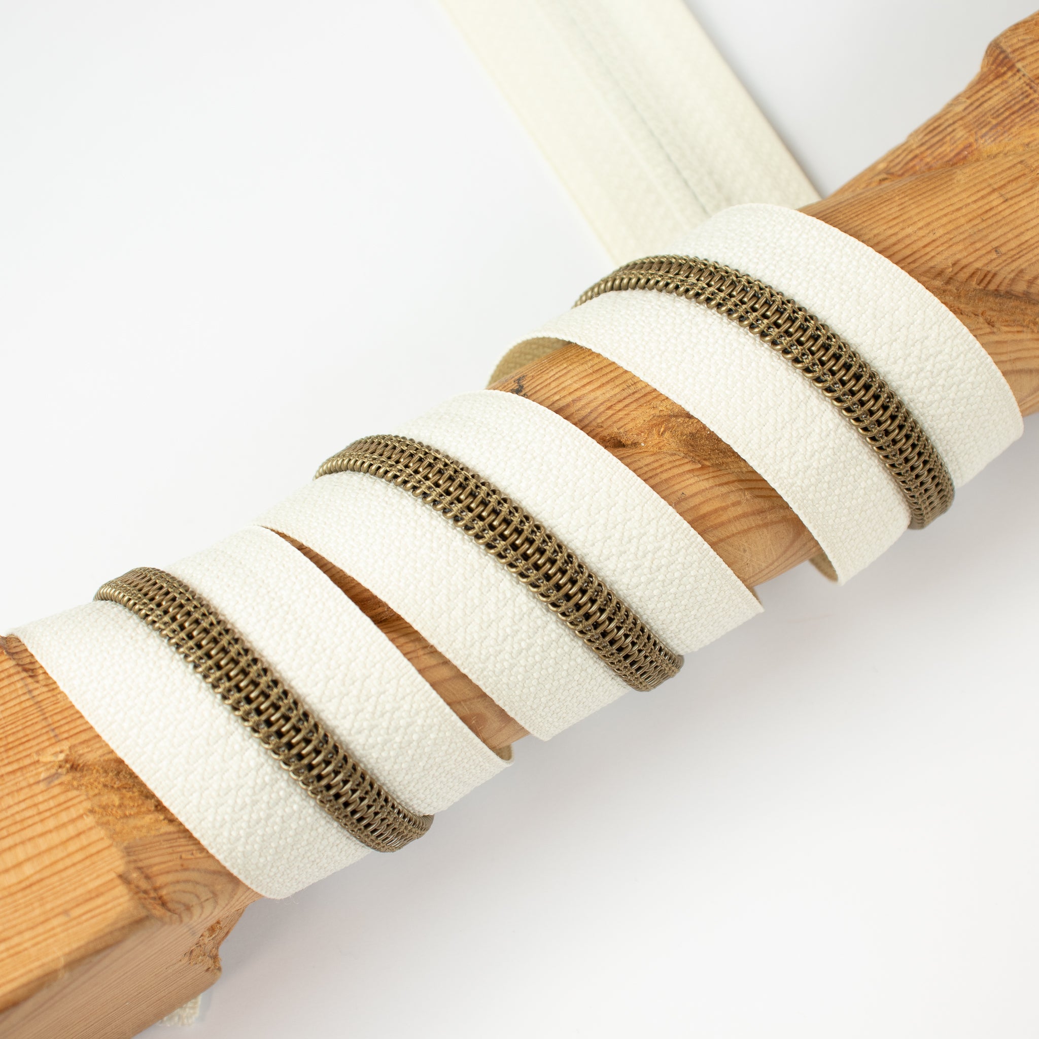 Reißverschluss „Off White“ – ZipperZoo, metallisierte Kunststoff-Schiene, Meterware ab 0,1 m