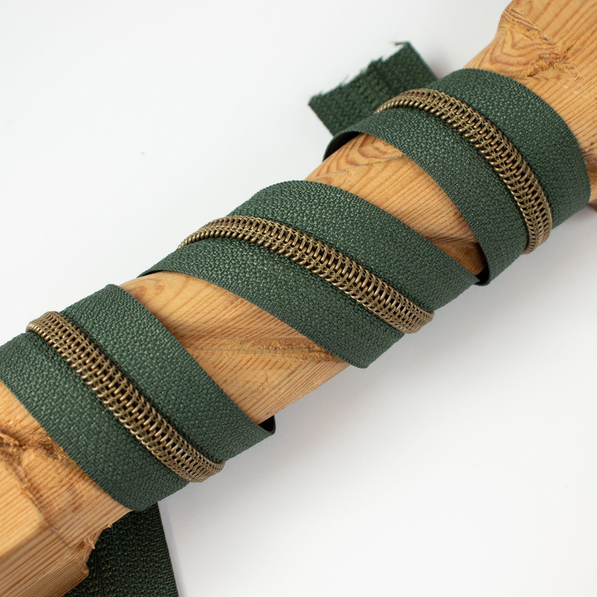 Reißverschluss „Sage Green“ – ZipperZoo, metallisierte Kunststoff-Schiene, Meterware ab 0,1 m