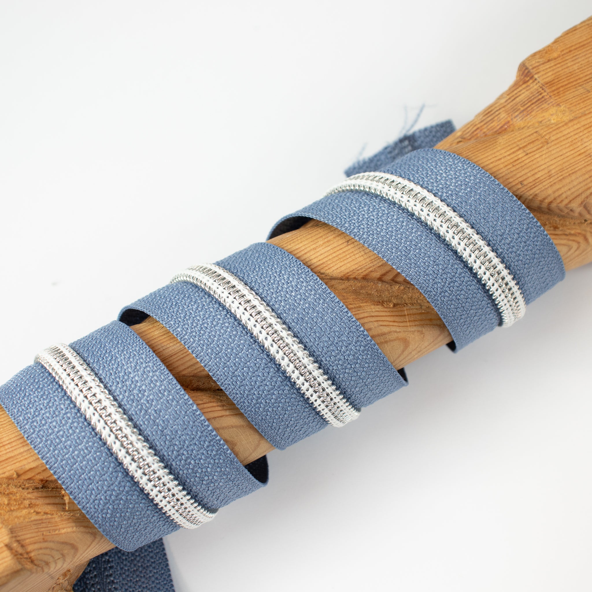Reißverschluss „Cloudy Blue“ – ZipperZoo, metallisierte Kunststoff-Schiene, Meterware ab 0,1 m