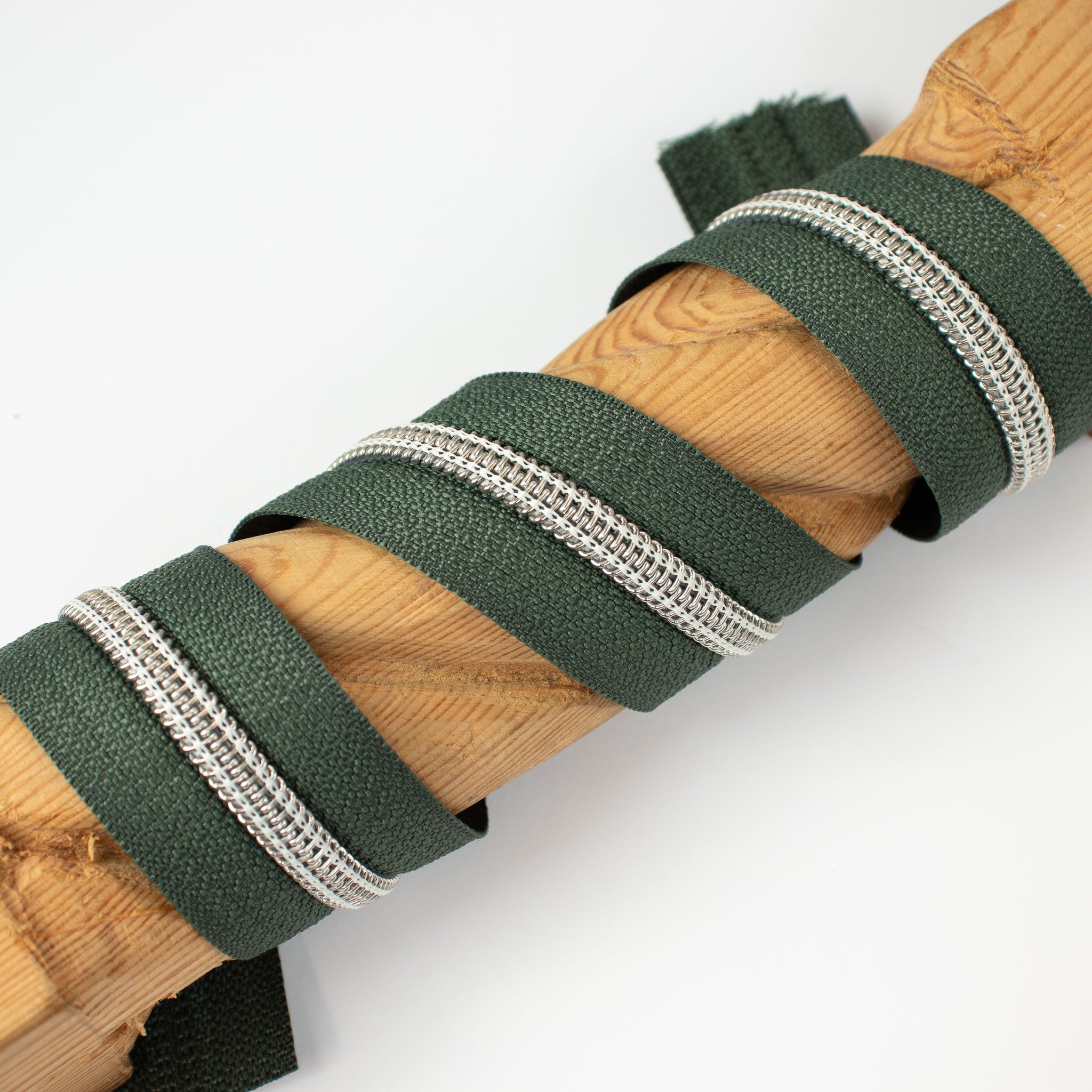 Reißverschluss „Sage Green“ – ZipperZoo, metallisierte Kunststoff-Schiene, Meterware ab 0,1 m