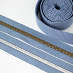 Reißverschluss „Cloudy Blue“ – ZipperZoo, metallisierte Kunststoff-Schiene, Meterware ab 0,1 m