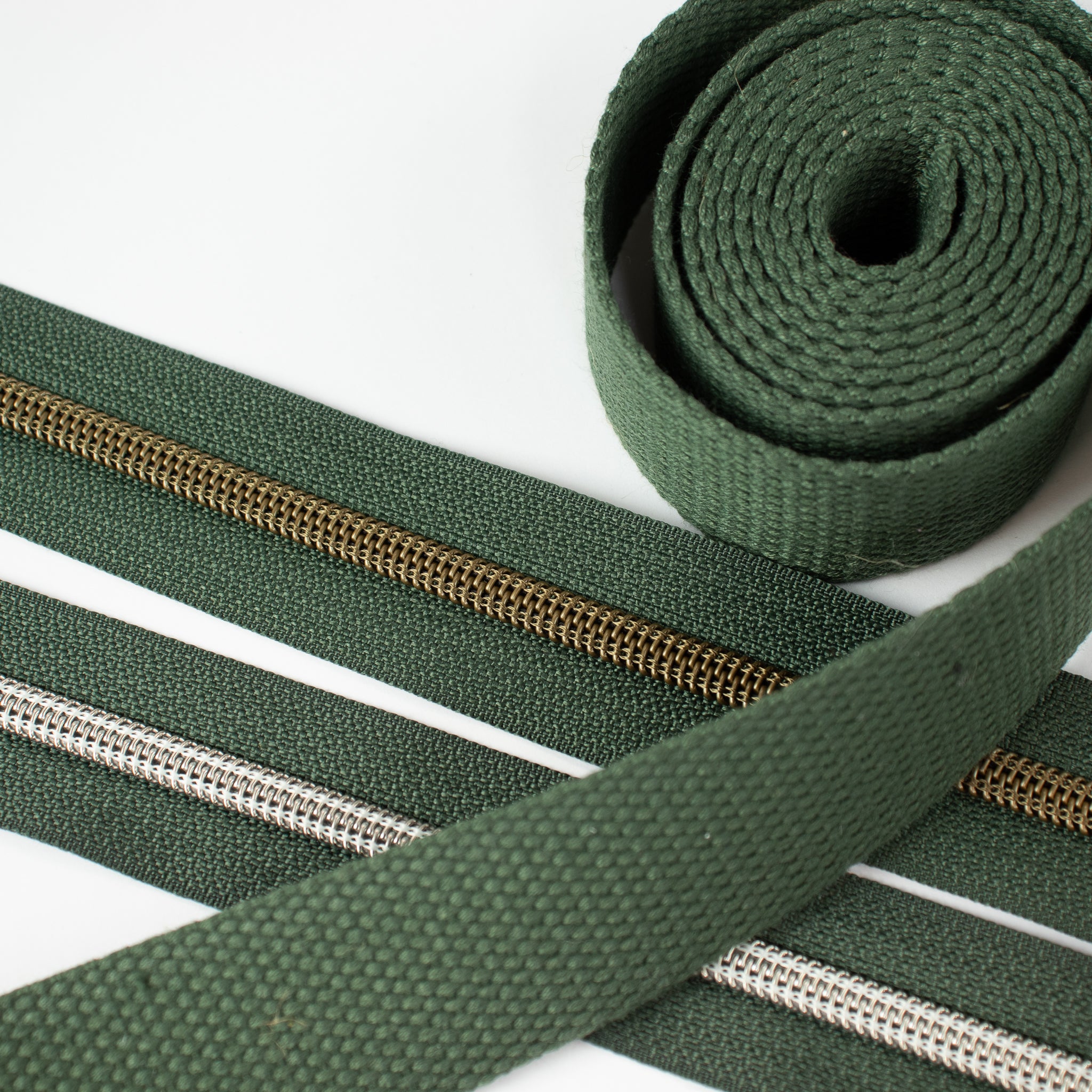 Reißverschluss „Sage Green“ – ZipperZoo, metallisierte Kunststoff-Schiene, Meterware ab 0,1 m