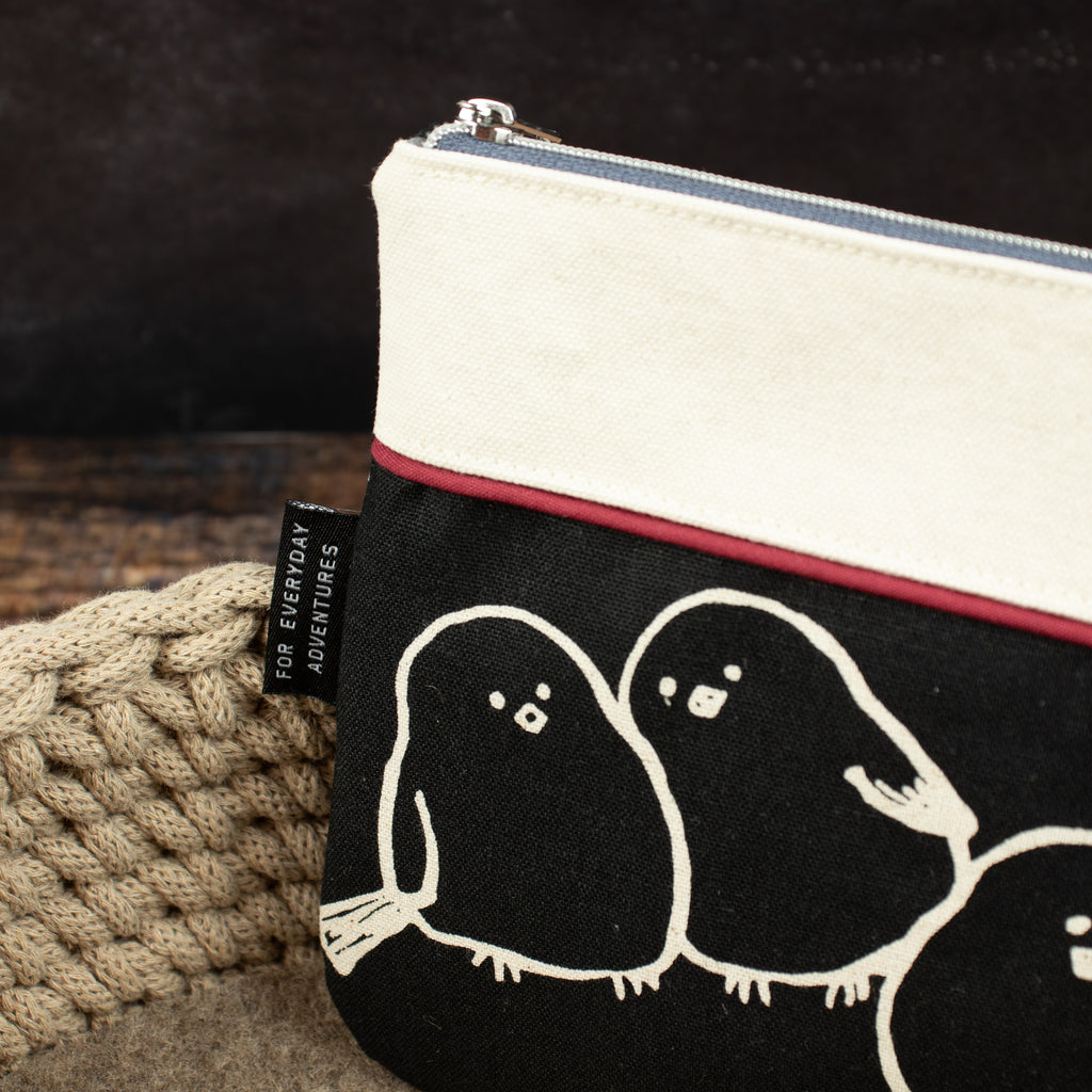 Kleine, flache Reißverschlusstasche  – Canvas Schwarz / Birds