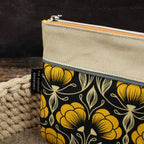 Flache kleine Reißverschlusstasche mit Blumenmuster – Senfgelb / Schwarz