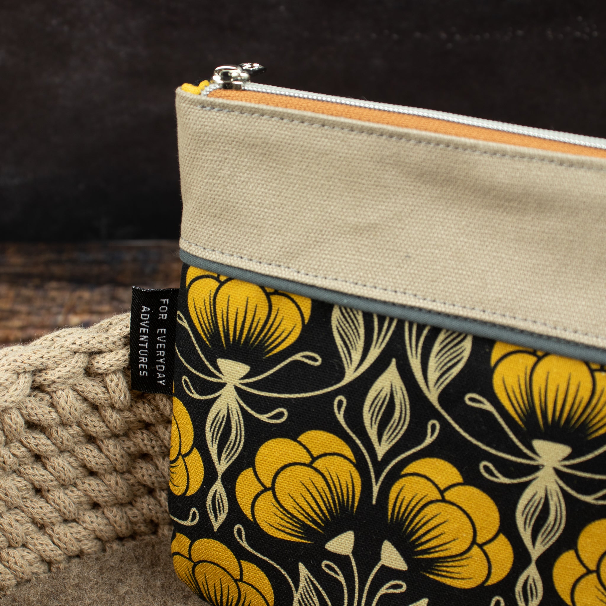 Flache kleine Reißverschlusstasche mit Blumenmuster – Senfgelb / Schwarz