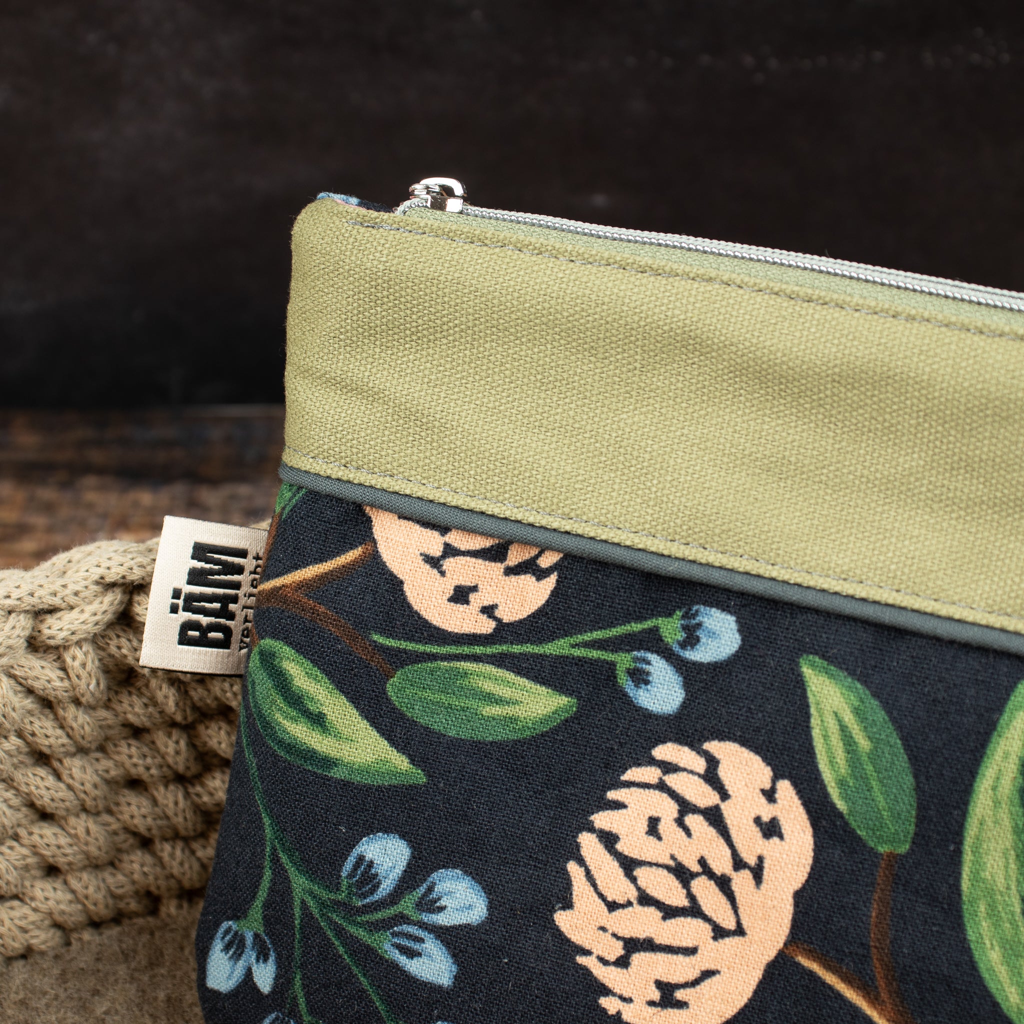 Kleine Reißverschlusstasche aus Canvas mit Blütenzweigen – Dunkelblau