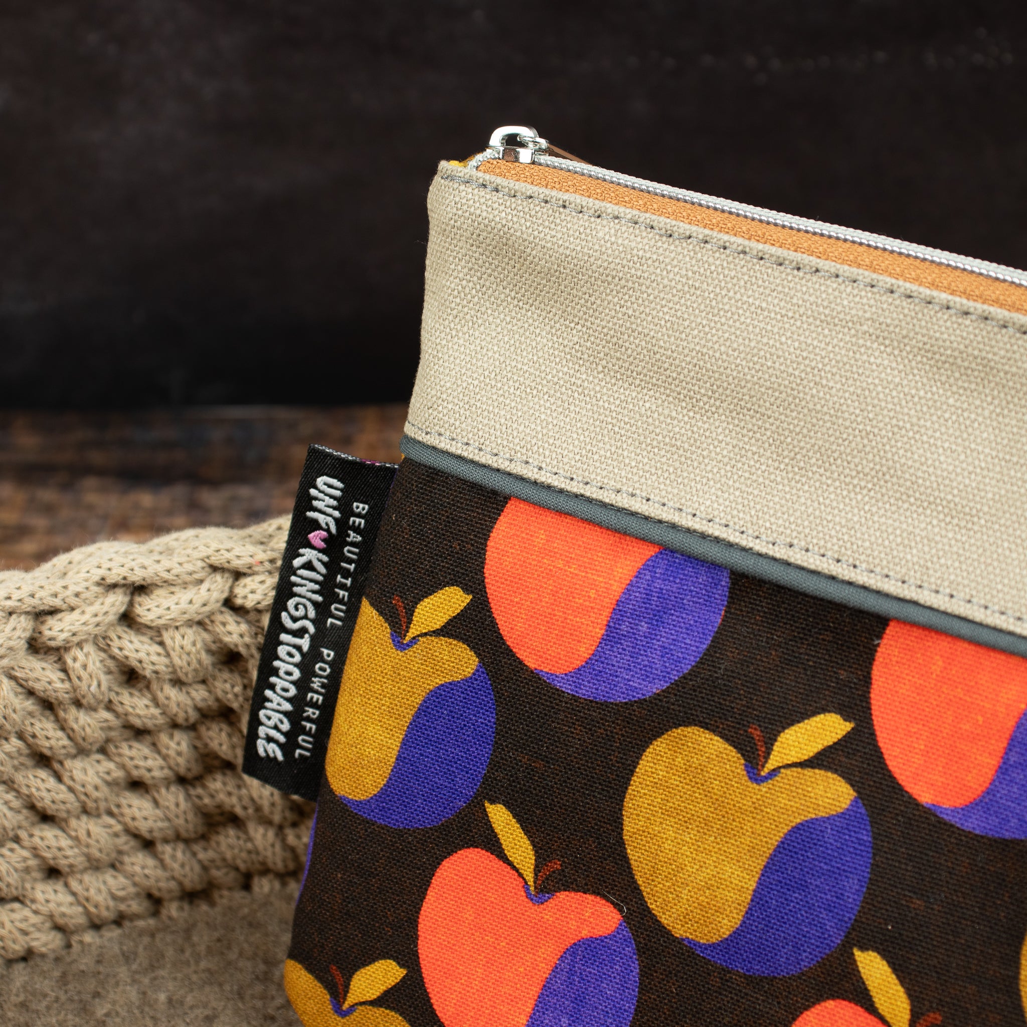 Flache, kleine Reißverschlusstasche aus Canvas im Retrolook – Äpfel / Beige