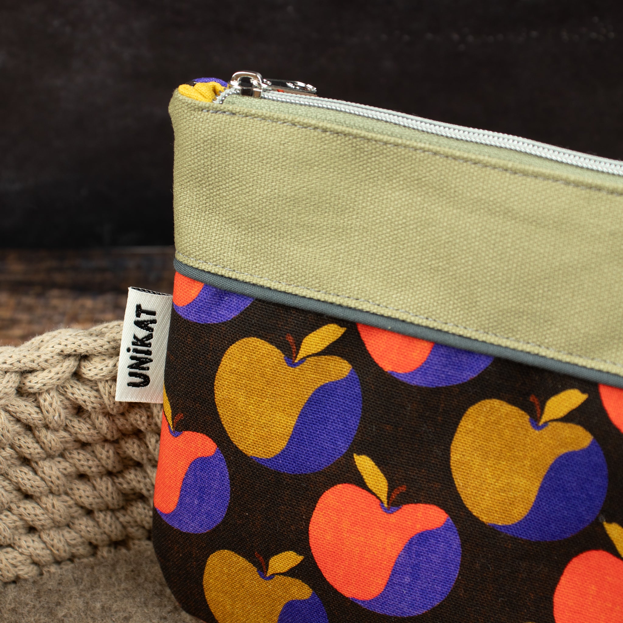 Kleine, flache Reißverschlusstasche aus Canvas – Äpfel / Grün