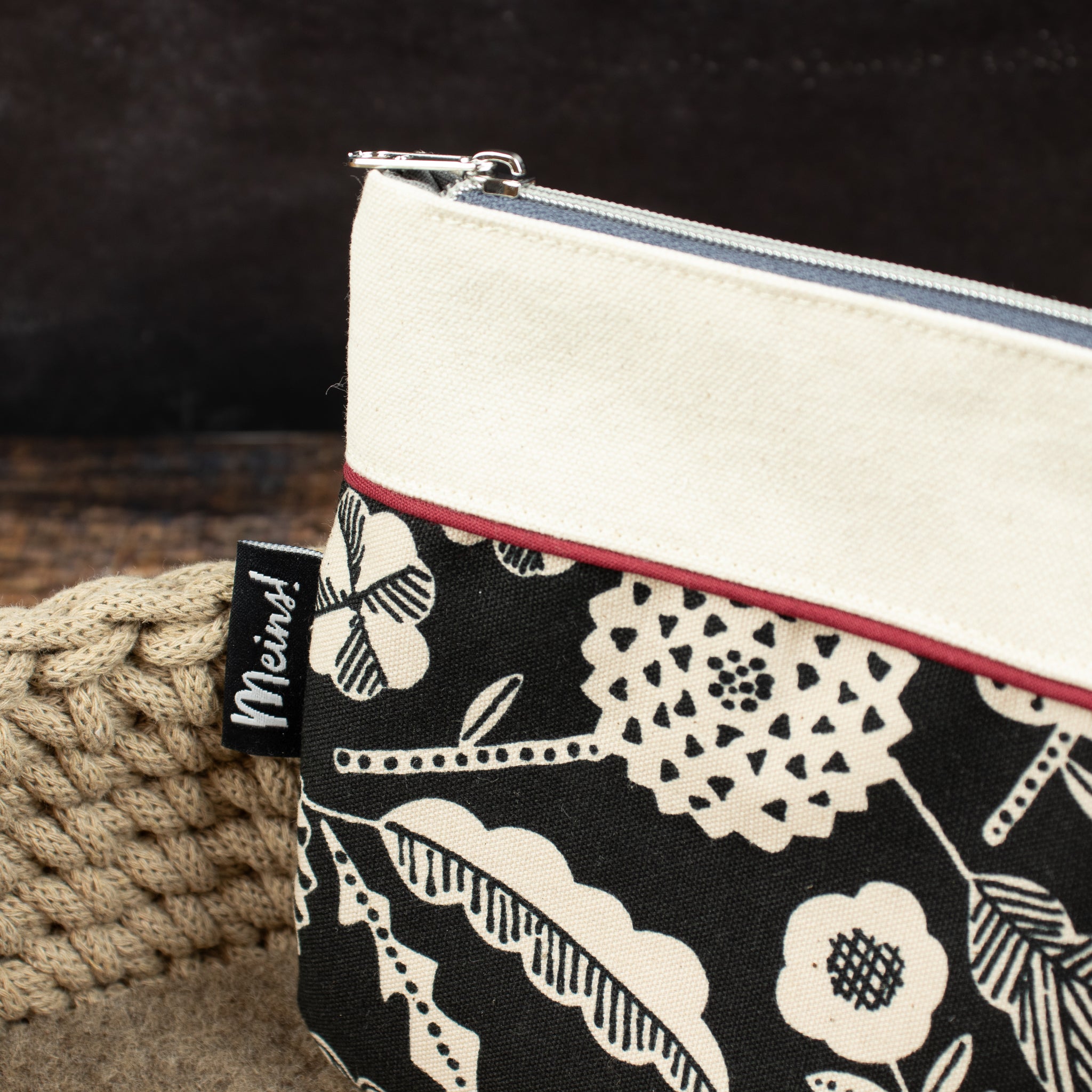 Flache kleine Reißverschlusstasche aus Canvas – schwarz/natur