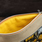 Flache kleine Reißverschlusstasche mit Blumenmuster – Senfgelb / Schwarz