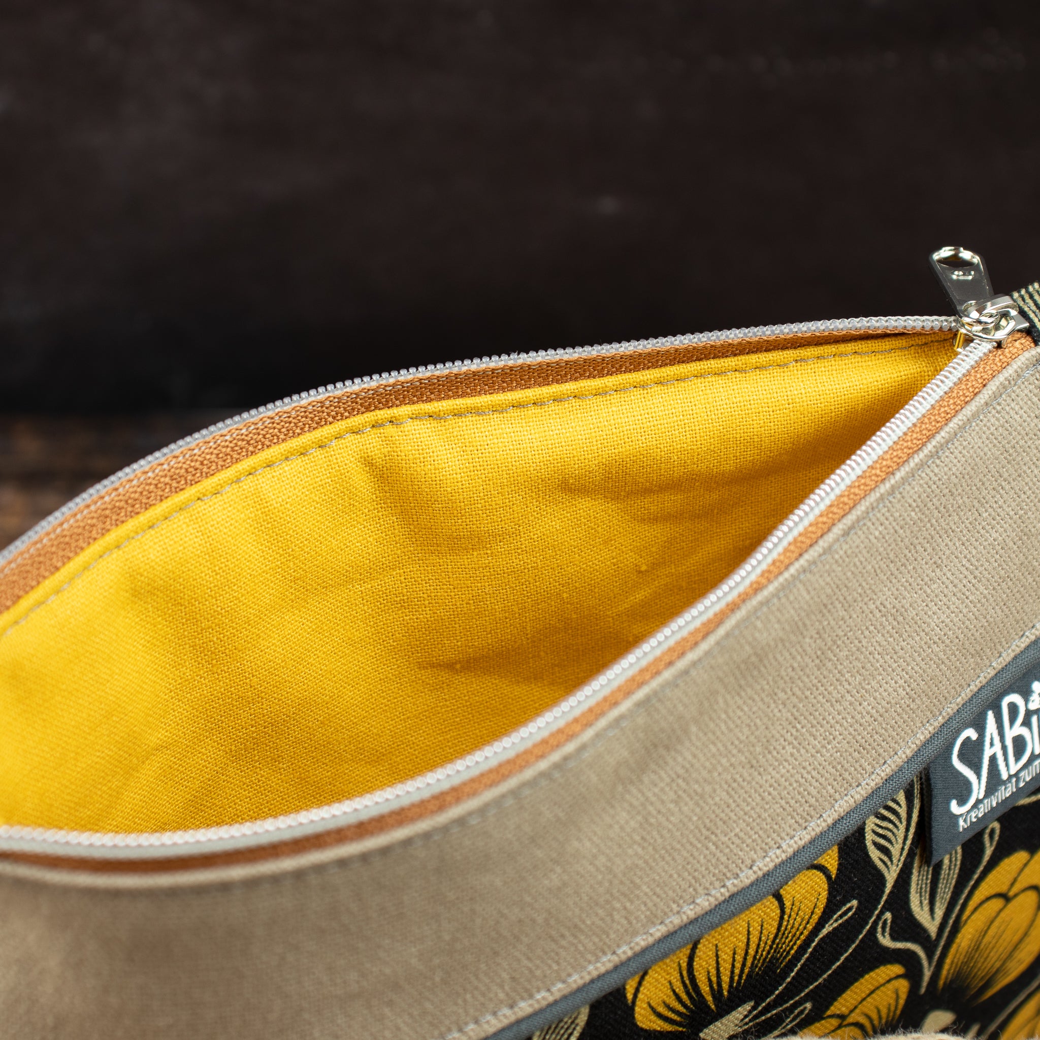 Flache kleine Reißverschlusstasche mit Blumenmuster – Senfgelb / Schwarz