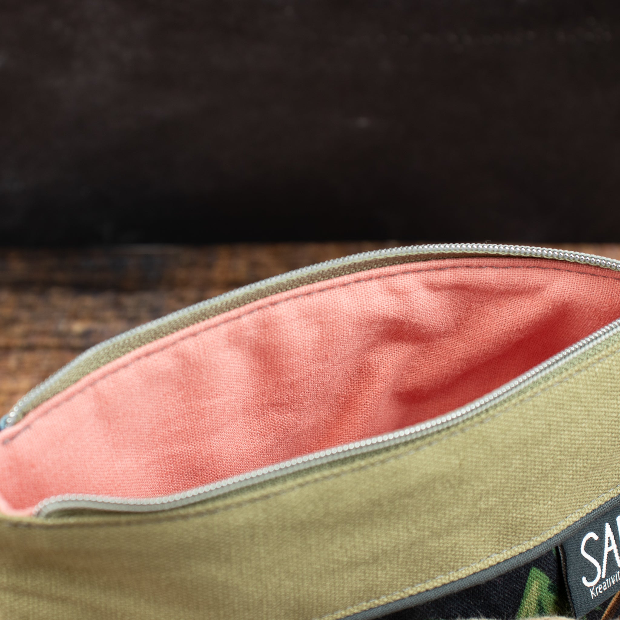 Kleine Reißverschlusstasche aus Canvas mit Blütenzweigen – Dunkelblau