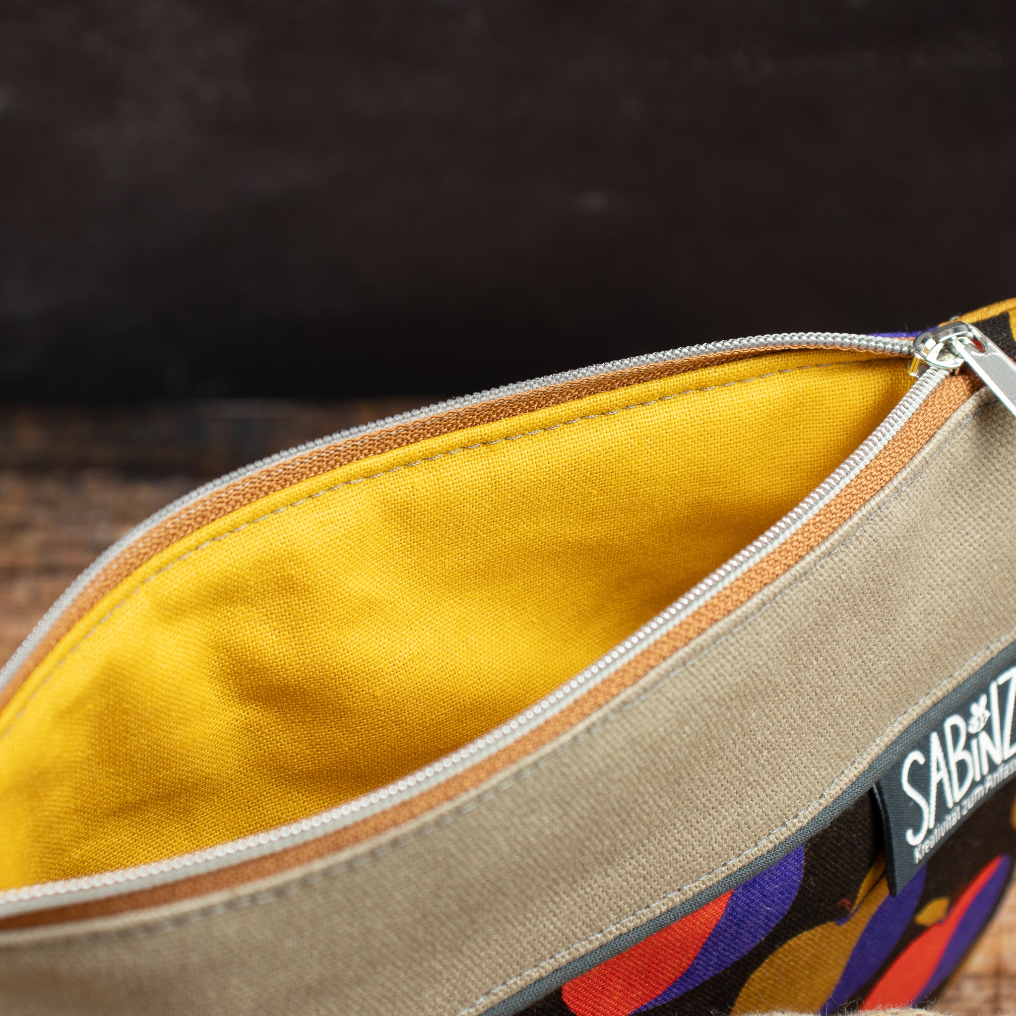 Flache, kleine Reißverschlusstasche aus Canvas im Retrolook – Äpfel / Beige