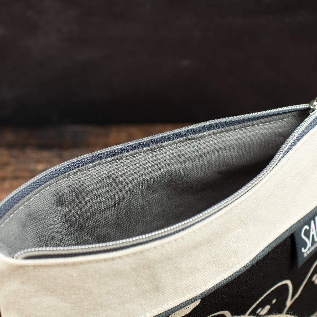 Flache kleine Reißverschlusstasche mit Blättermotiven – schwarz/natur