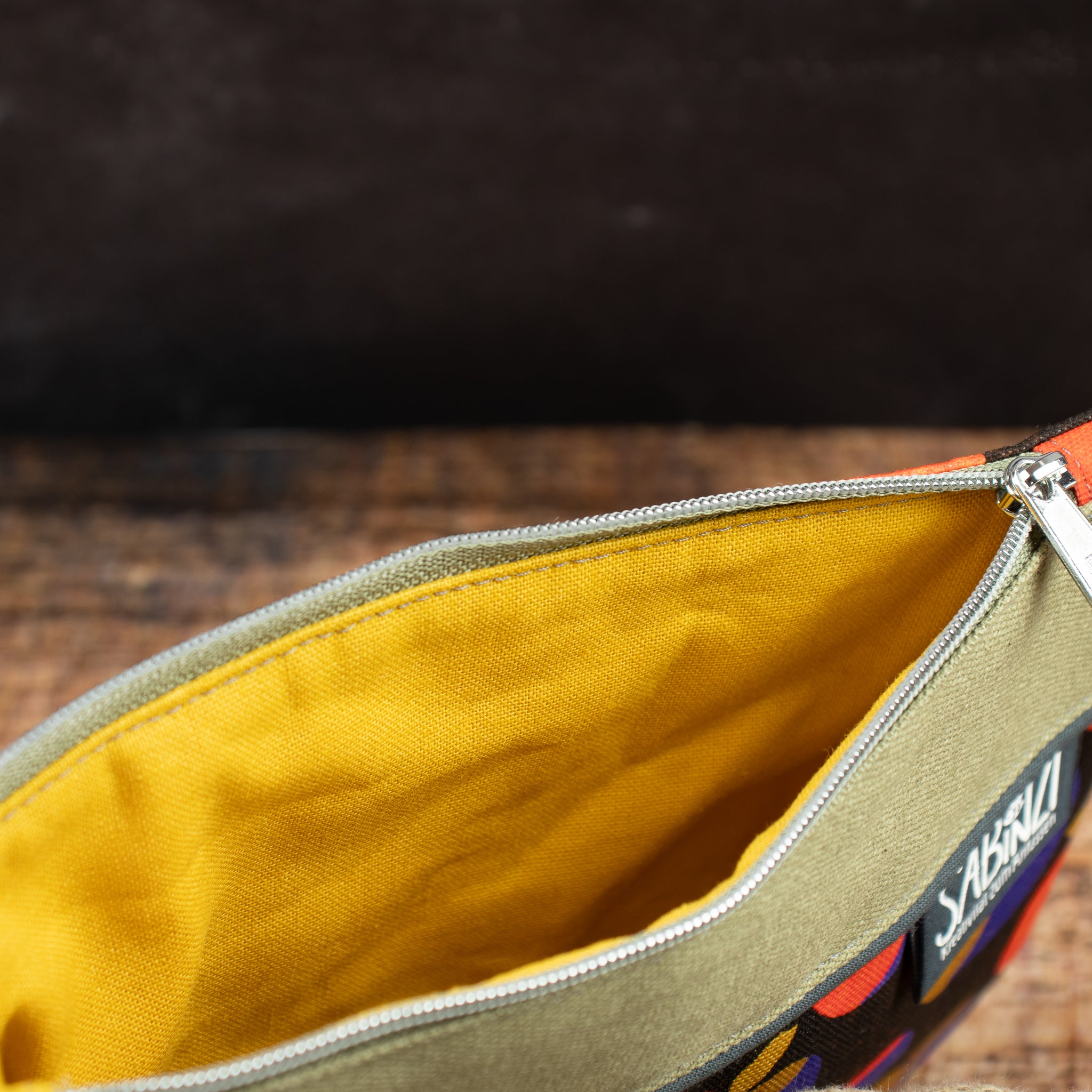 Kleine, flache Reißverschlusstasche aus Canvas – Äpfel / Grün