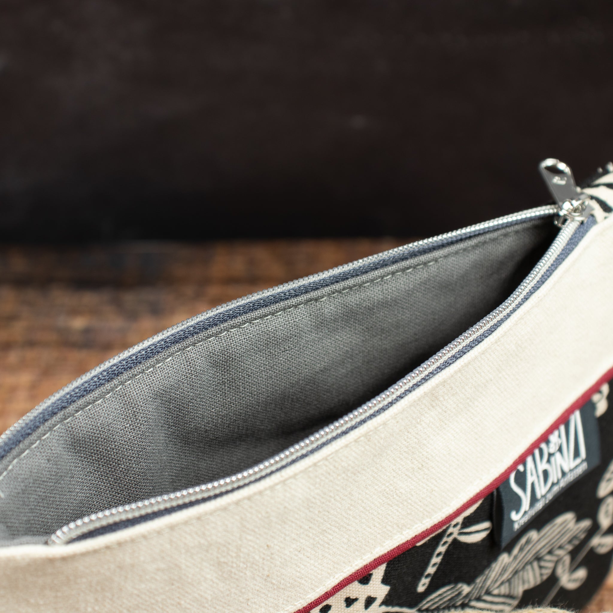 Flache kleine Reißverschlusstasche aus Canvas – schwarz/natur