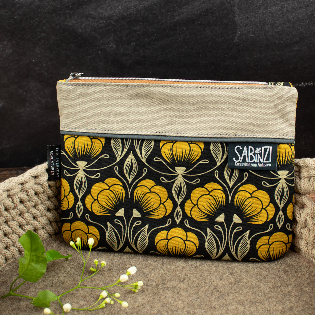 Flache kleine Reißverschlusstasche mit Blumenmuster – Senfgelb / Schwarz