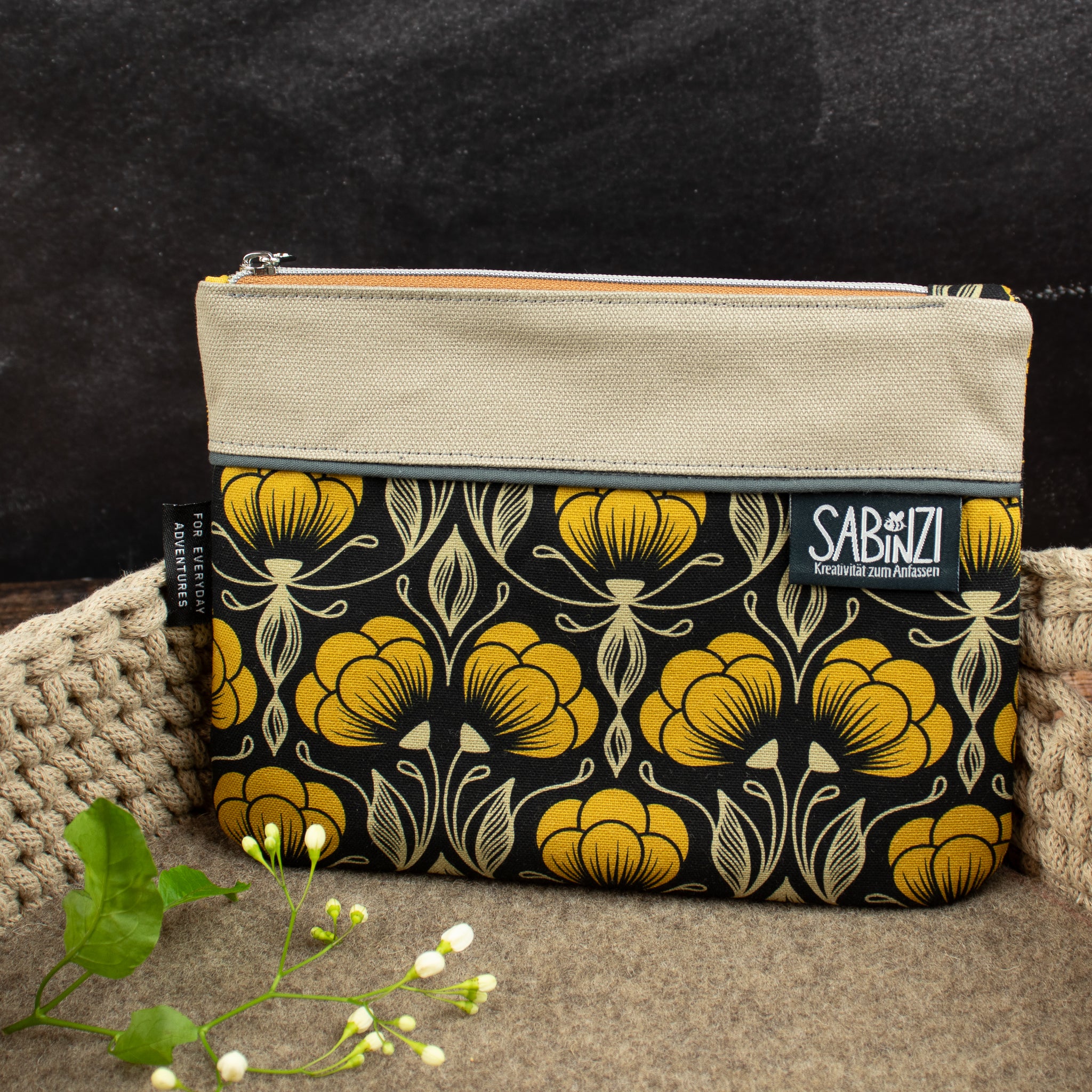 Flache kleine Reißverschlusstasche mit Blumenmuster – Senfgelb / Schwarz