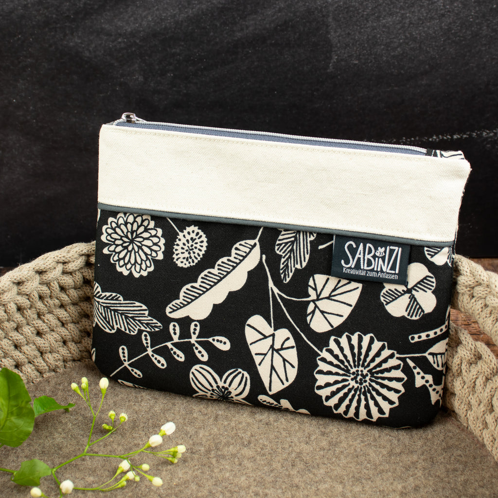 Flache kleine Reißverschlusstasche mit Blättermotiven – schwarz/natur