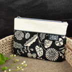 Flache kleine Reißverschlusstasche mit Blättermotiven – schwarz/natur