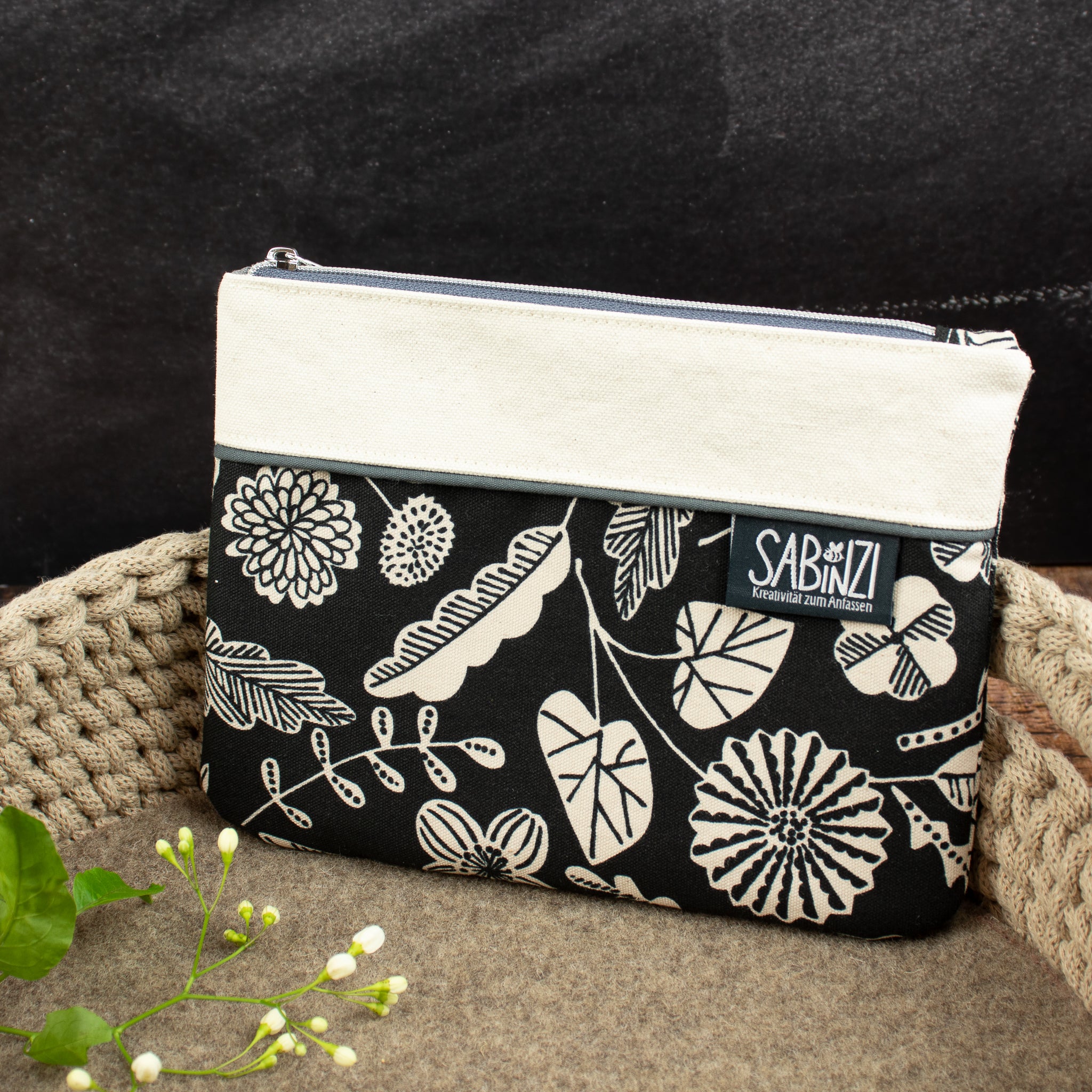 Flache kleine Reißverschlusstasche mit Blättermotiven – schwarz/natur