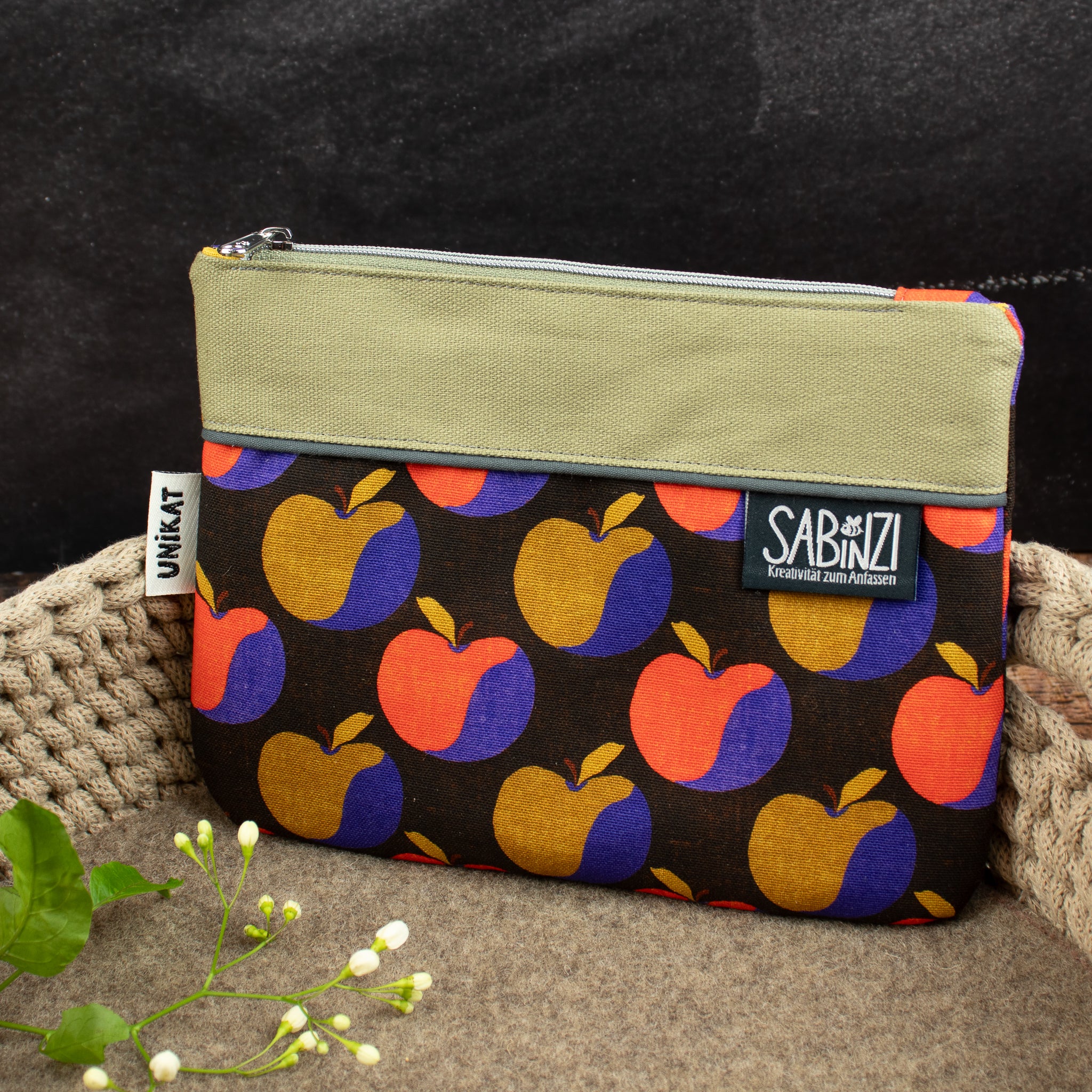 Kleine, flache Reißverschlusstasche aus Canvas – Äpfel / Grün