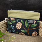 Kleine Reißverschlusstasche aus Canvas mit Blütenzweigen – Dunkelblau