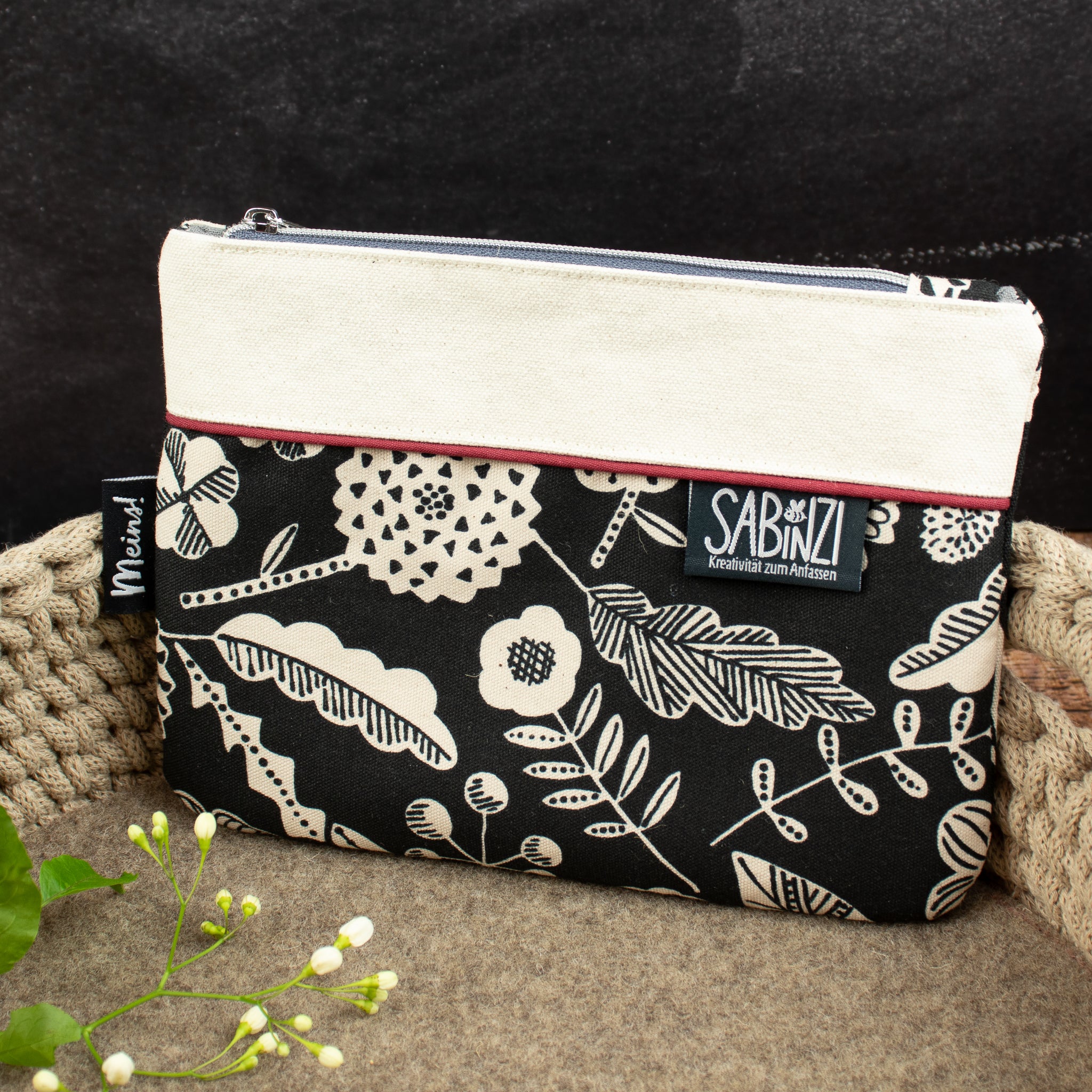 Flache kleine Reißverschlusstasche aus Canvas – schwarz/natur