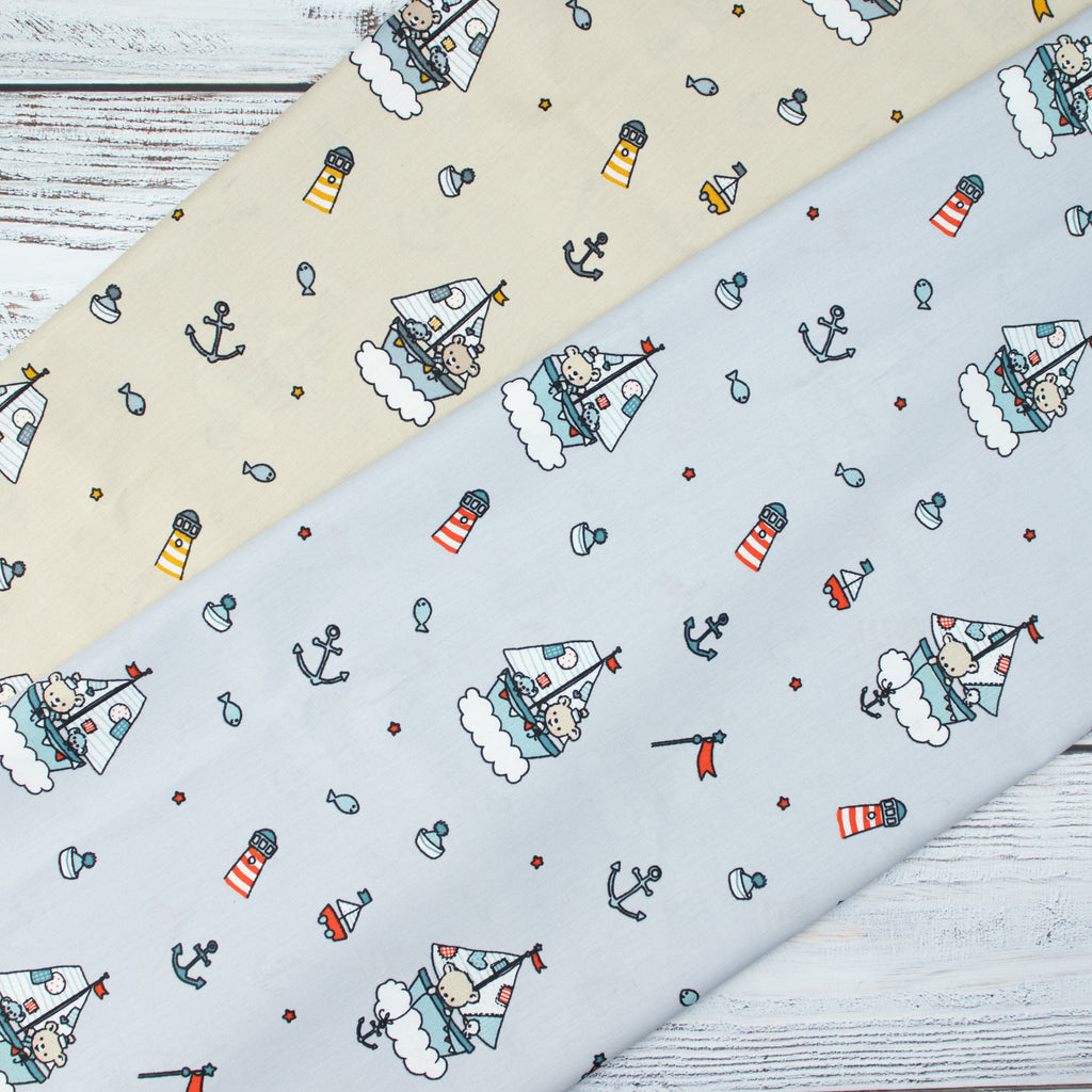 Baumwollstoff Segelboote & Bärchen Beige – maritimes Kindermotiv