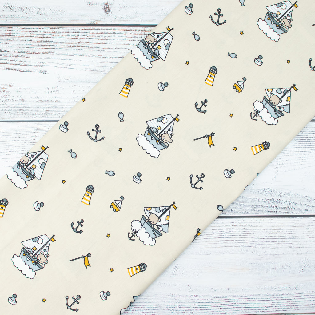 Baumwollstoff Segelboote & Bärchen Beige – maritimes Kindermotiv