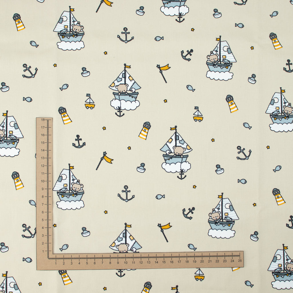 Baumwollstoff Segelboote & Bärchen Beige – maritimes Kindermotiv