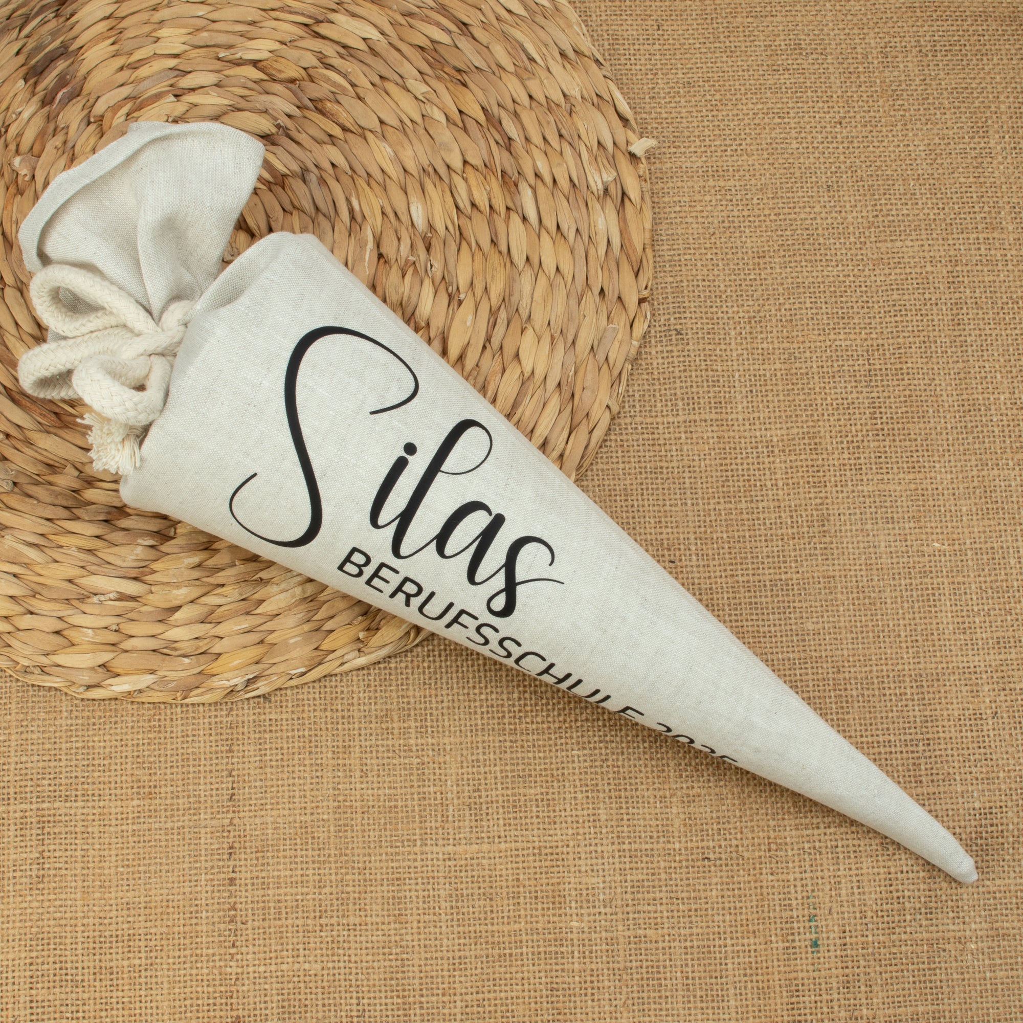 Schultüte aus Leinen – personalisiert mit Name | Schriftart Silas