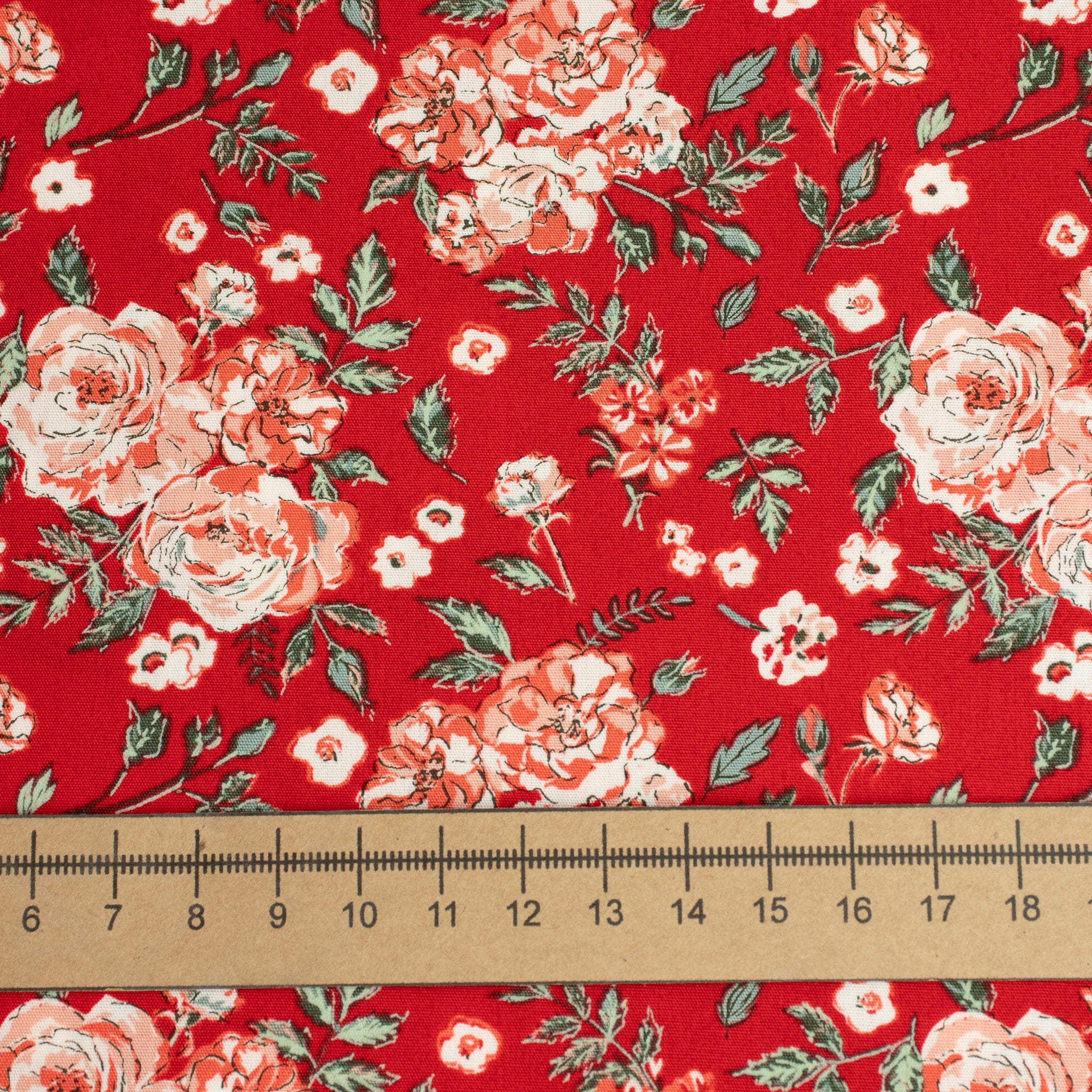 Art Gallery Fabrics Spruce – Floribunda | Floraler Baumwollstoff in warmem Rot