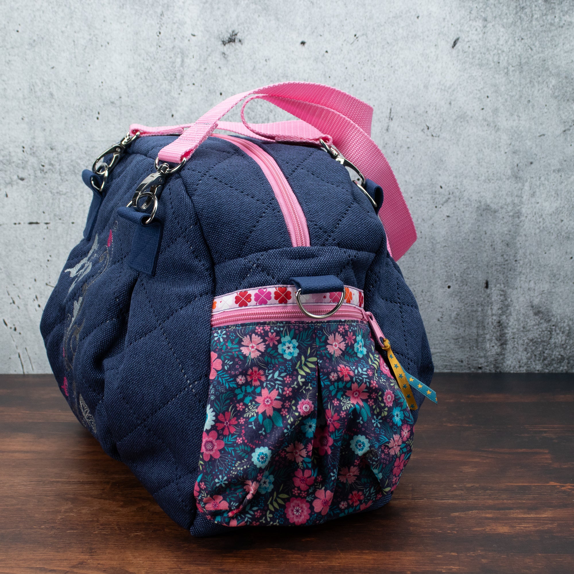 Kugeltasche – praktische Universaltasche mit Blütenstickerei