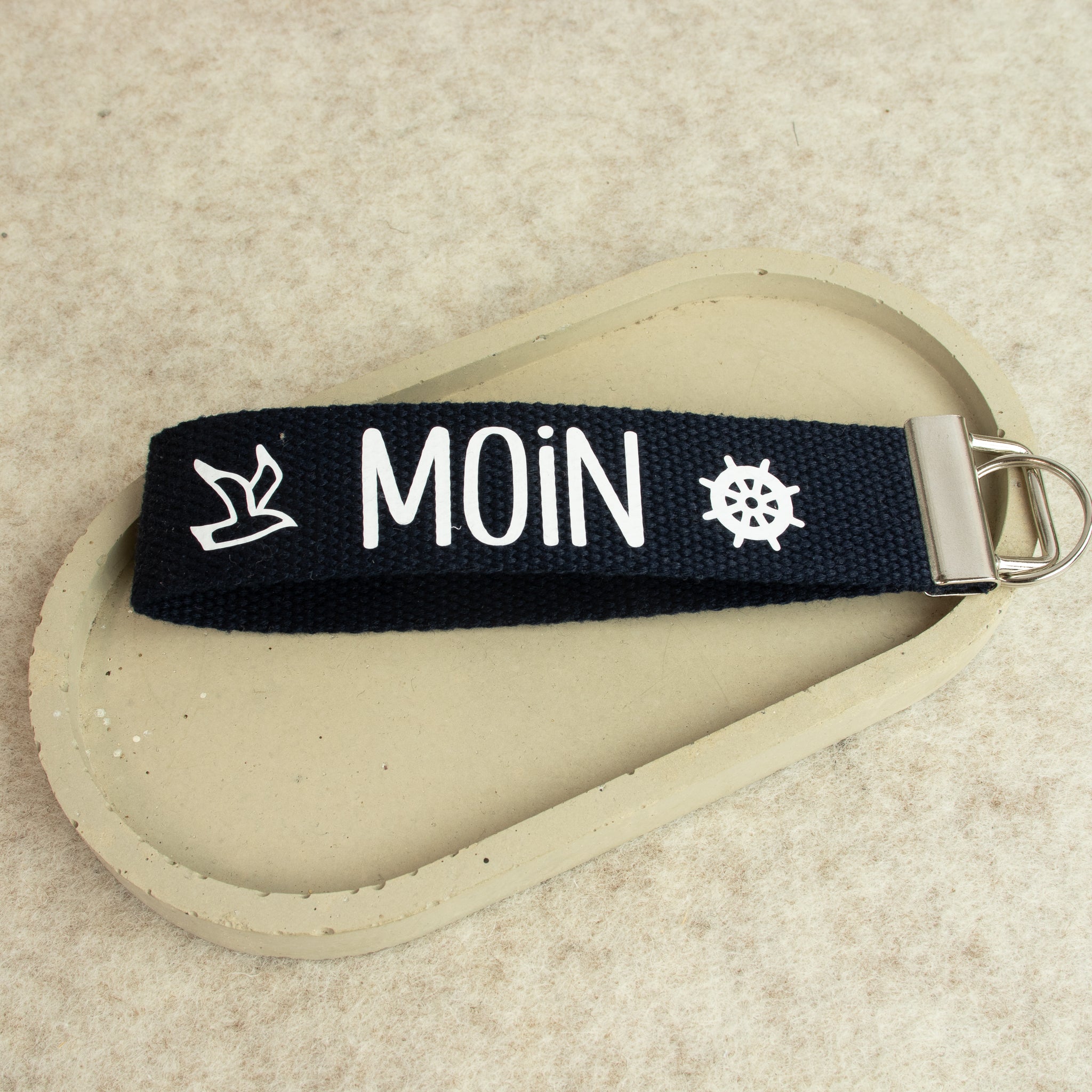 Schlüsselanhänger „MOIN“ aus Baumwollband – Schrift weiss