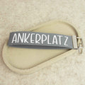 Schlüsselanhänger „ANKERPLATZ“ – Schrift weiss