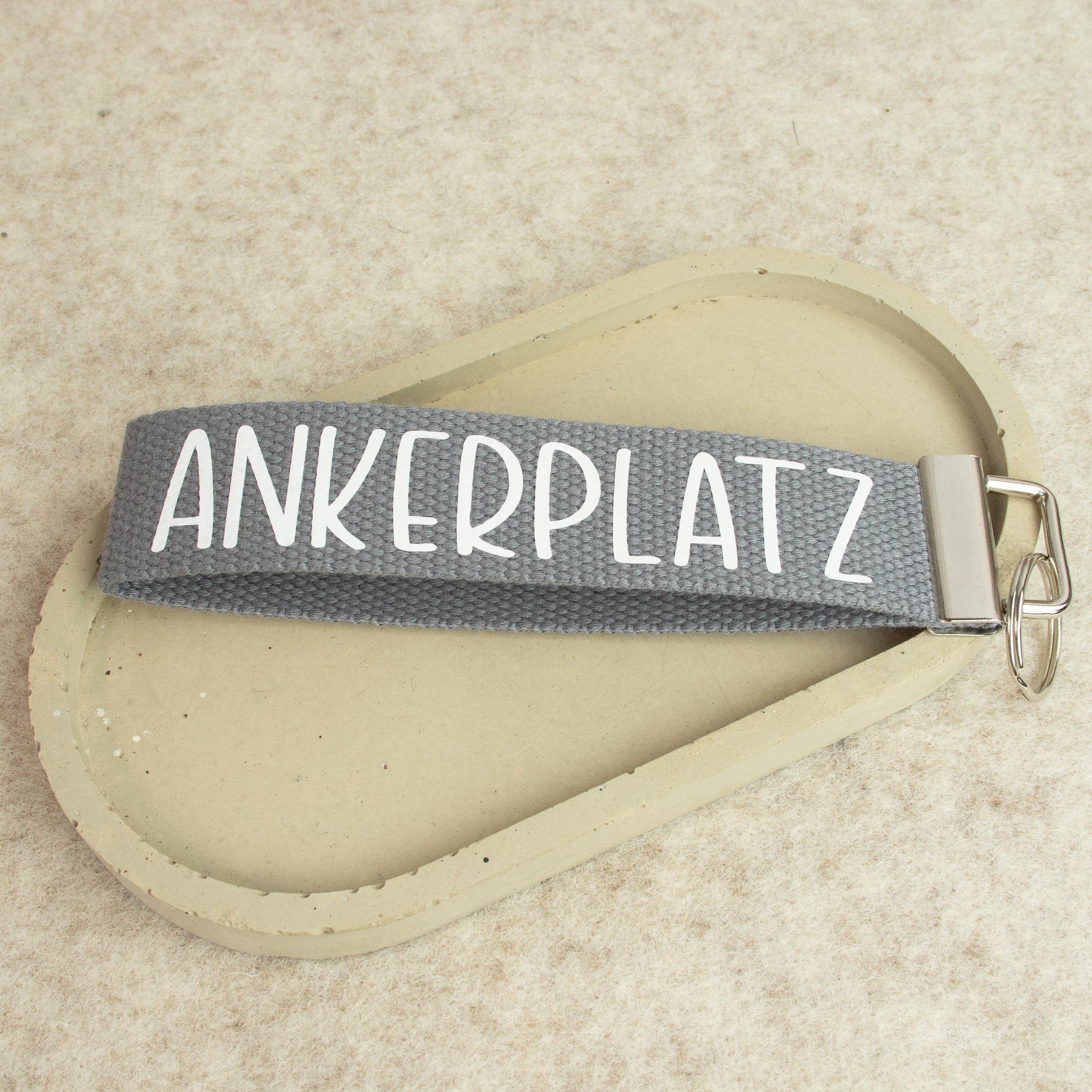 Schlüsselanhänger „ANKERPLATZ“ – Schrift weiss