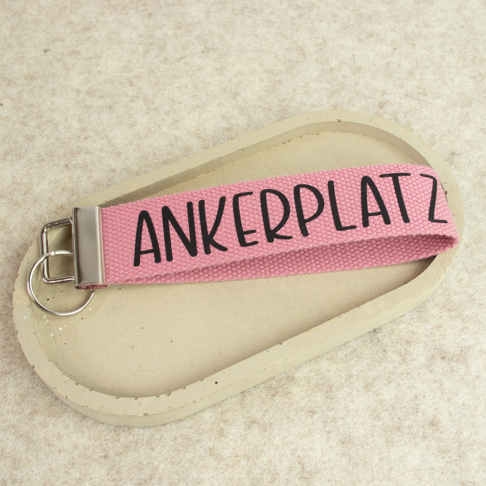 Schlüsselanhänger „ANKERPLATZ“ – Schrift schwarz