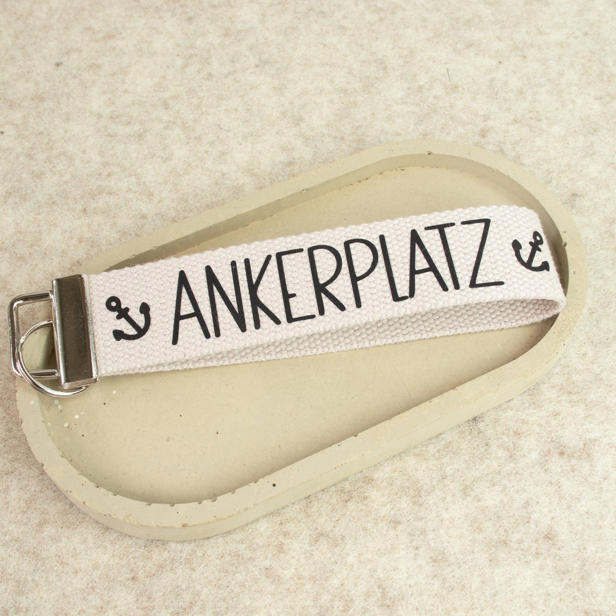 Schlüsselanhänger „ANKERPLATZ“ – schwarz - handgemacht