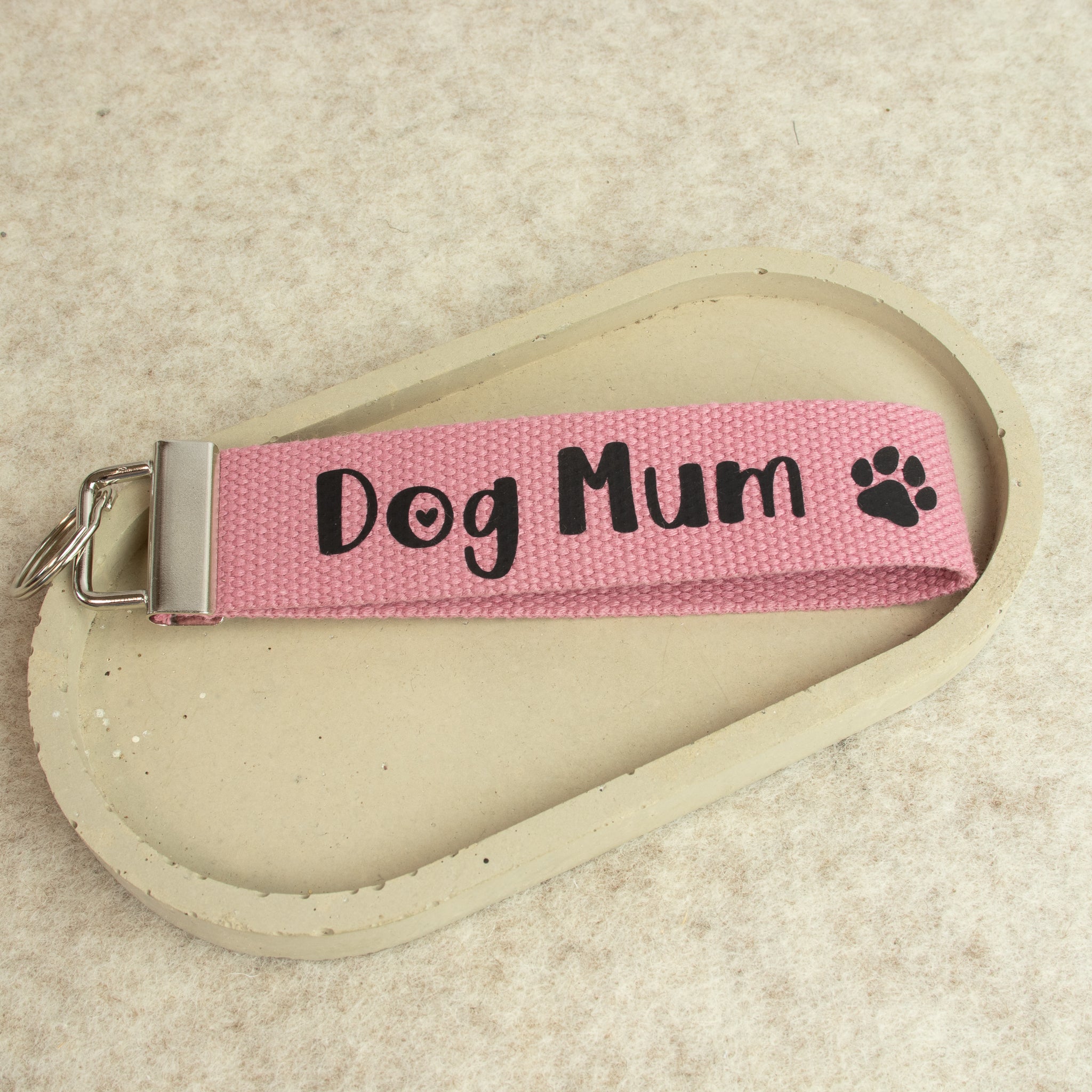 Schlüsselanhänger „DOG MUM“ – schwarze Schrift